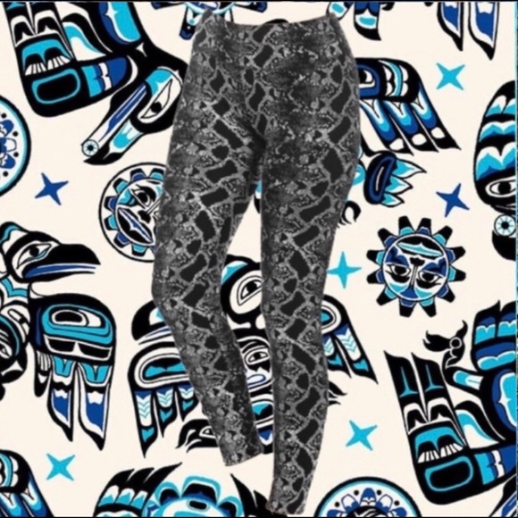 NWT Snakeskin Print Fleece Metallic Black & Silver Leggings - Picture 3 of 4